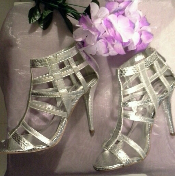 White House Black Market Shoes - 🎉WHBM Heels🎊